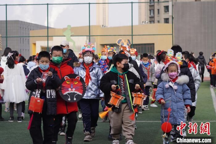 北京第二实验小学|兰州一小学学生头戴“虎头帽” 喜迎新学期