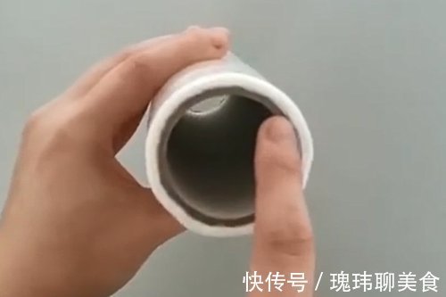 保鲜膜纸筒不要扔，切1刀粘在厨房墙上，解决了家家户户的烦恼