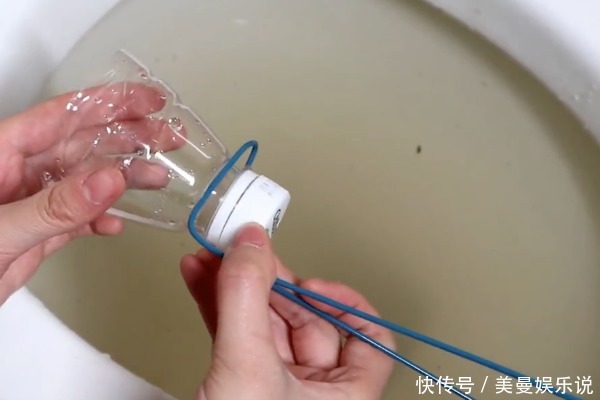 再堵的马桶,只需1个塑料瓶,3分钟快速疏通,别再花冤枉钱请人通