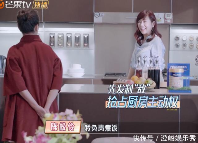 儿媳妇|黄圣依给婆婆洗澡,陈松伶跪地为婆婆穿鞋,孝顺背后是老公的差距