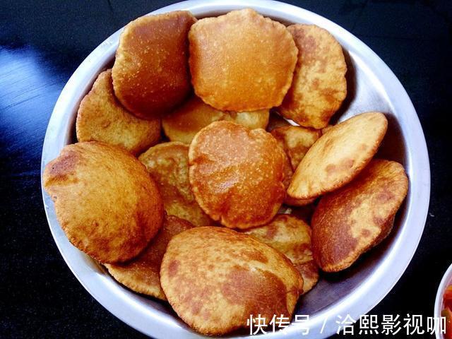 超快手的早餐油炸饼,开水一烫,空心鼓泡,外脆内软比油条还好吃