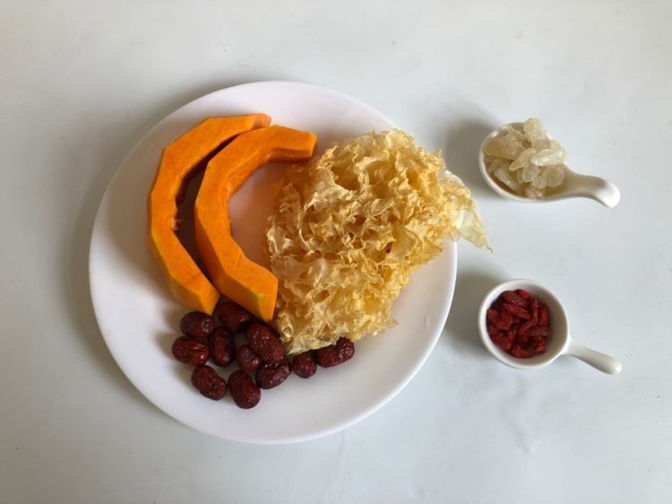 南瓜银耳汤,味道酸甜好吃,适合女生的甜汤