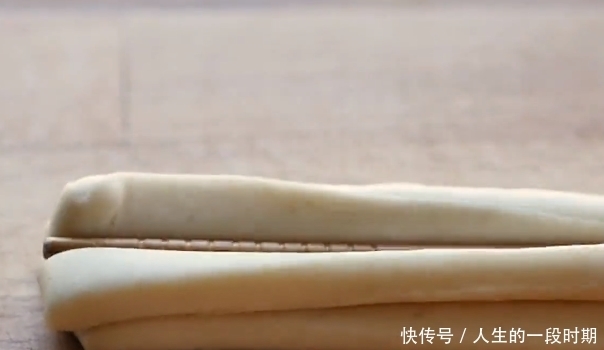 家庭自制放心小油条:不加明矾泡打粉,外酥里嫩,比买的还好吃