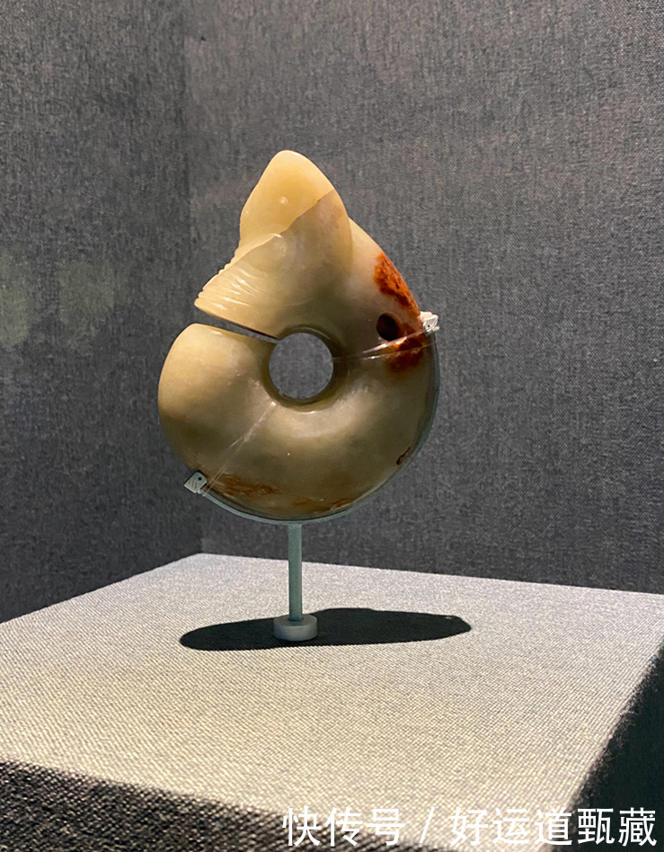 红山|红山文化玉器神秘色彩的图腾象征,材料质地细密,造型深厚凝重