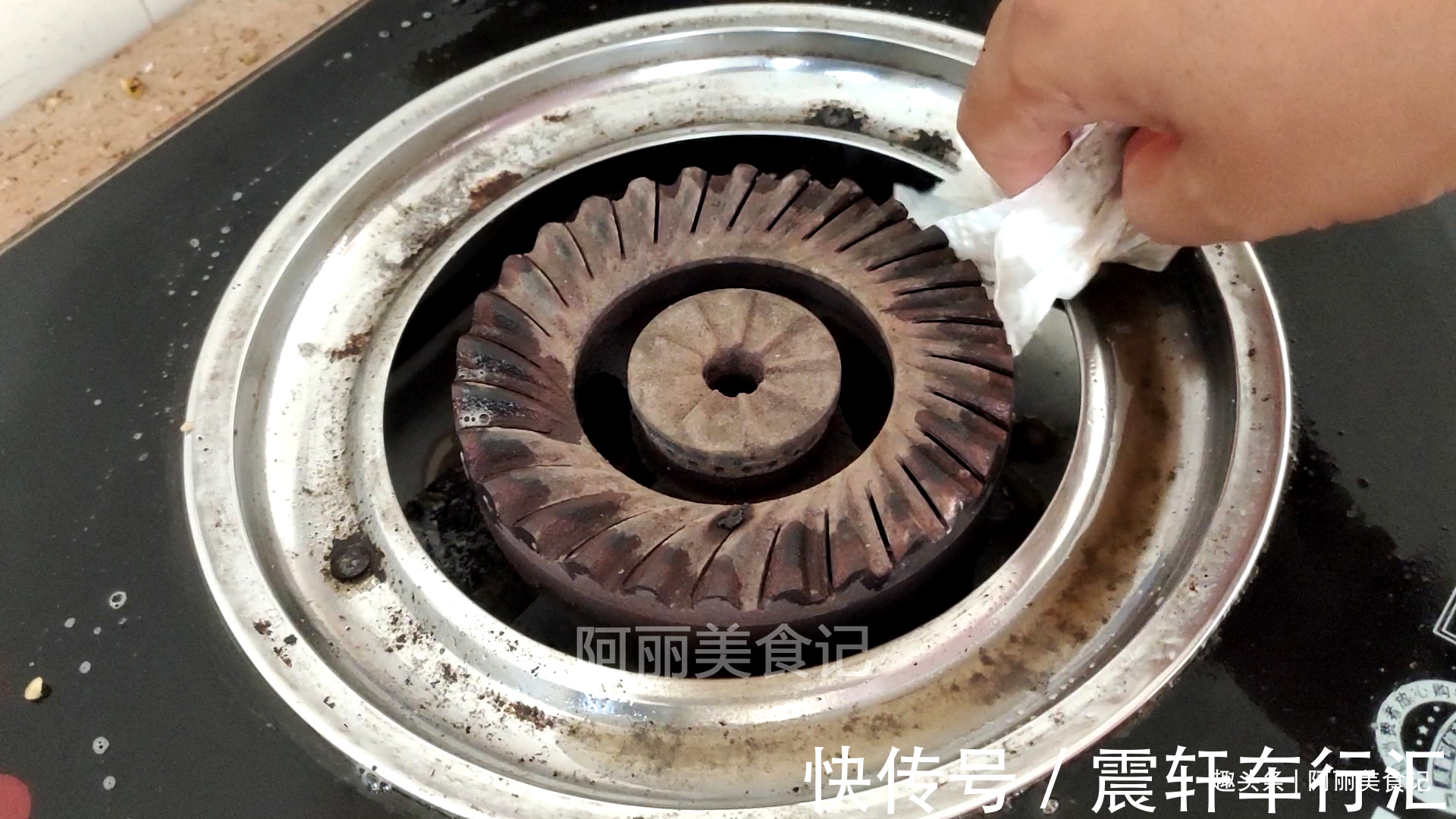 今天才知道,把白醋倒在燃气灶上,一年省出好几百开支,方便实用