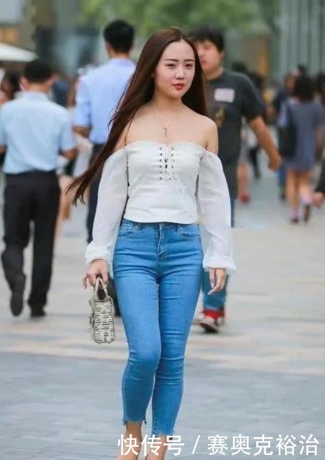 而也就使得|街拍:貌美肤白的小姐姐,大长腿十分亮眼,让人心动的感觉
