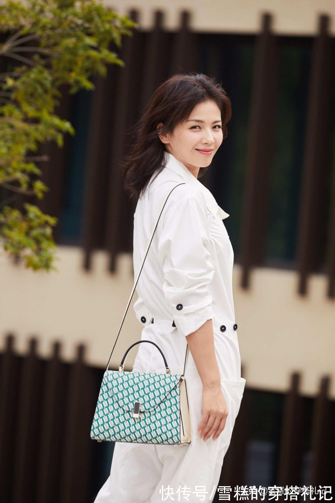 日落黄 40岁左右的女人,衣服尽量不要穿驼色和灰色,其实这些更气质显白