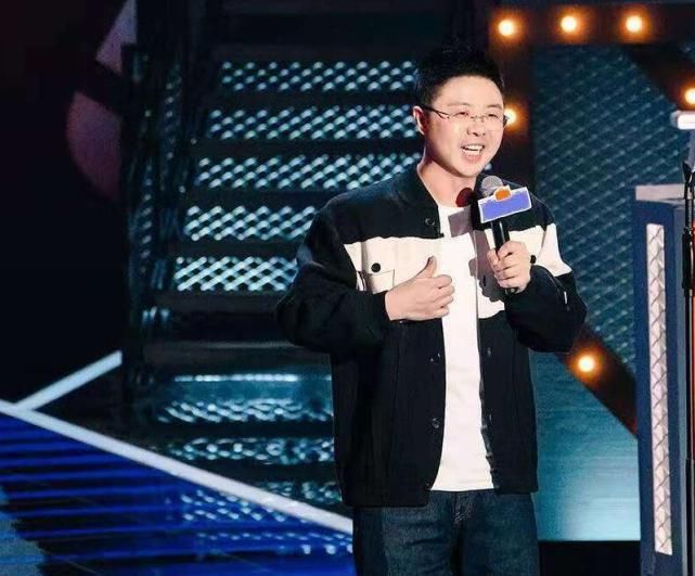 《吐槽大会》提词器上连语气词都有，脱口秀演员该不该看提词器呢