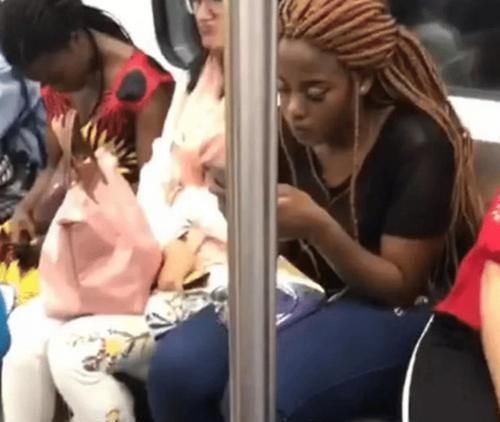 妈妈|第一次坐地铁的宝宝,直视一个人好久,妈妈看了忍不住笑