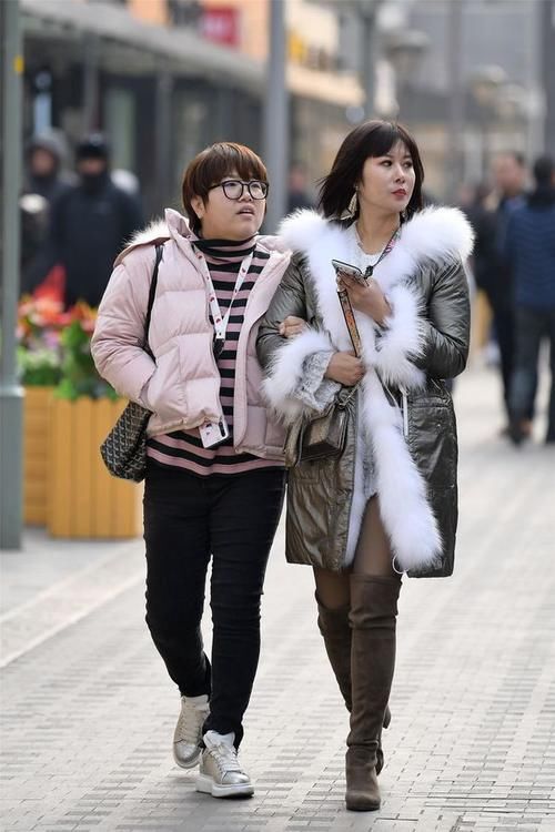 风度翩翩|美女搭配黑白涂鸦风格的风衣，在微风轻拂下，更显风度翩翩