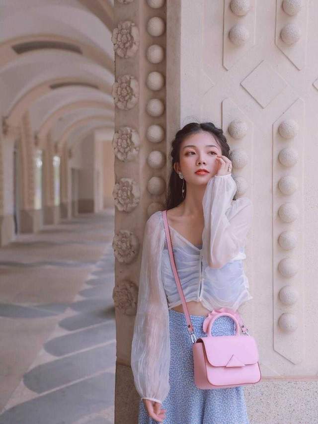 小蛮腰|初秋,2、30岁小姑娘这样穿,衬衫配印花裙简约洋气,氛围感十足