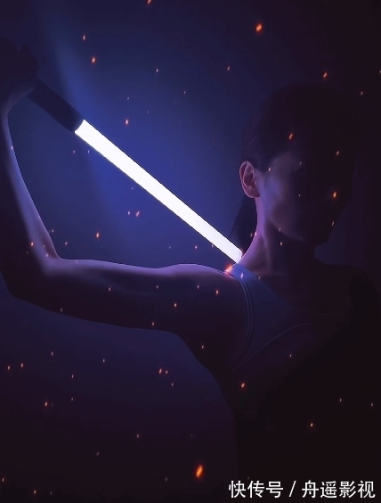 刘涛晒光剑变装挑战视频 手臂肌肉线条明显