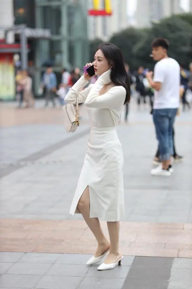 短裙 美女身材风韵,穿白色短裙配高跟鞋,青春靓丽很有气质