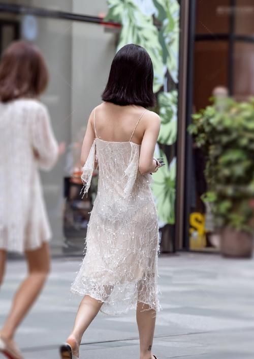 连衣裙的种类有很多|街拍小姐姐身穿一款白色的吊带裙,美得让人心动