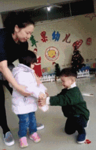 |搞笑GIF:男人带娃,只要孩子不哭不闹就能做自己的事情