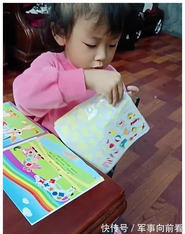 贴画|退休教师婆婆帮带娃,每天让孩子玩,上学后孩子表现出超强专注力