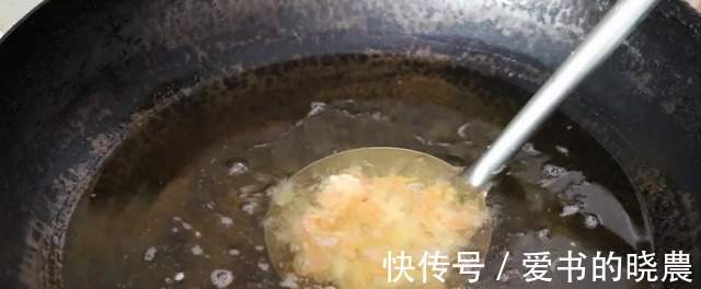 红薯切成丁,打2个鸡蛋,简单一做,就能做的酥脆香甜,太棒了!