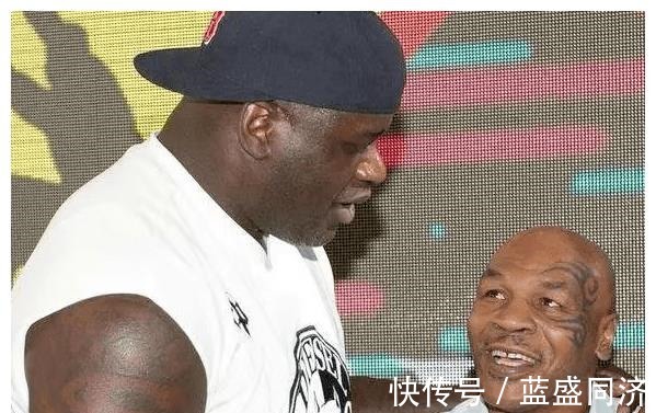 c罗|肌肉男在奥尼尔面前 那就是弟弟级别!强森被嘲笑 C罗显娇小!