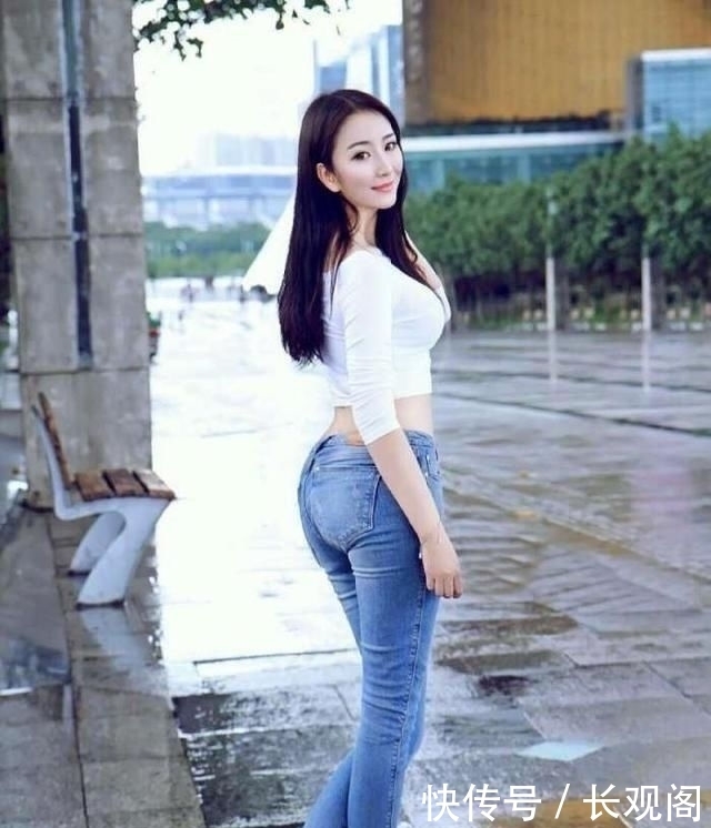 显出|街拍:气质迷人高挑的妹子,搭配有致显出时尚风范很靓丽!