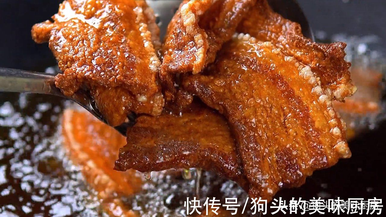 没有烤箱也能做的香酥五花肉，咬一口酥得掉渣，麻辣好吃不油腻