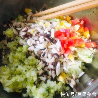 老妈做的手工水饺～太好吃了吧，怎么吃都不腻