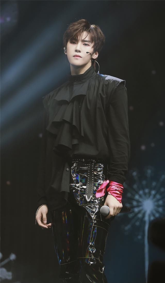 别小看一条丝巾,夏日想搭出活力全靠它,8种时髦系法简单又出彩