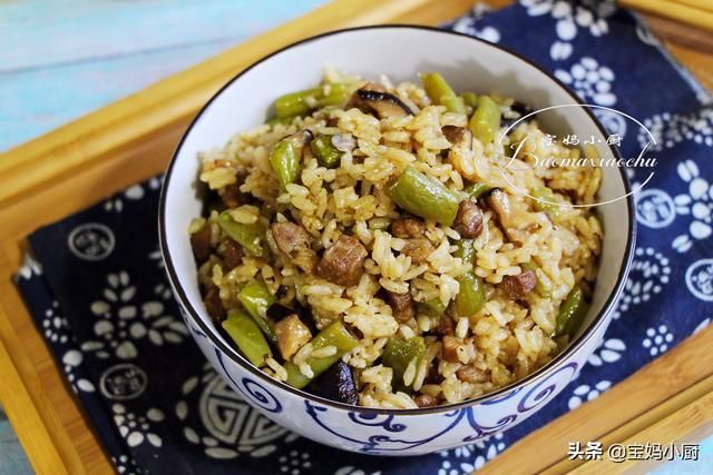 焖饭|夏季厨房热，宝妈给家人做营养一锅出，有肉有菜有主食，太香了