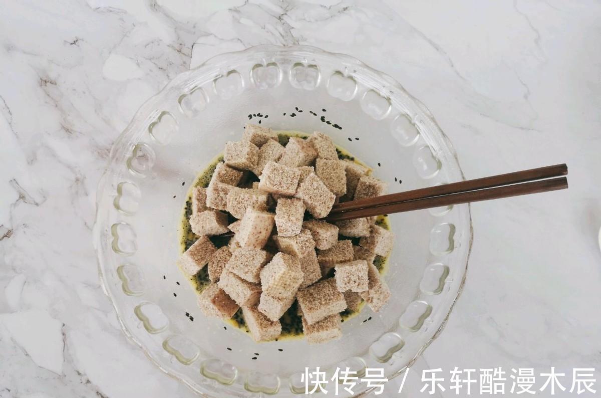 剩馒头也能吃出新花样,用锅煎制一下,香酥又可口