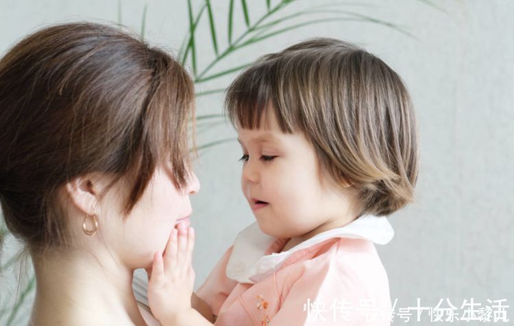 90后|1岁萌宝超市捣乱,“硬核宝妈”育儿经获赞:看到榴莲没?使劲拍