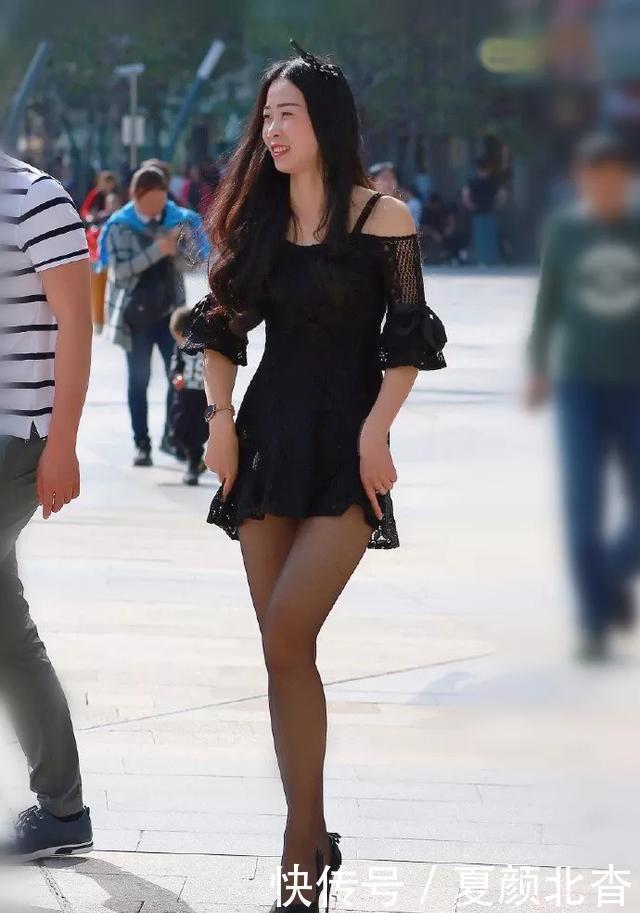 美女脚上穿着一双尖头的红色高跟鞋,成熟气质又凸显魅力