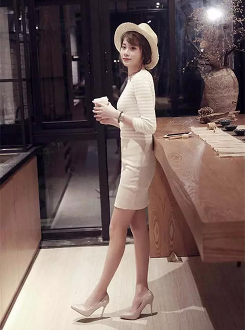 奔四的妈妈穿上高跟鞋一样性感妩媚，女人味儿十足