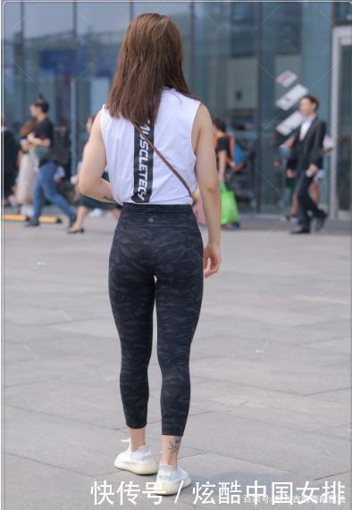 无袖白背心搭配黑色健身裤,清新自然,充满活力