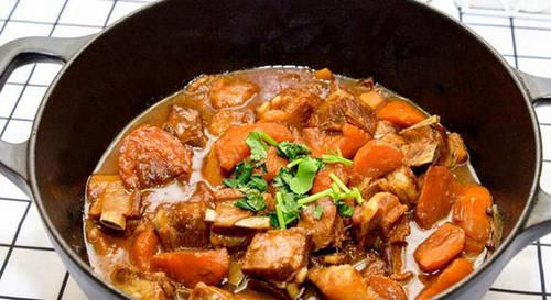  红烧|精选美食：红焖羊肉、白肉片酸辣汤、蒜椒红烧鲤鱼、芹菜炒肥肠的做法
