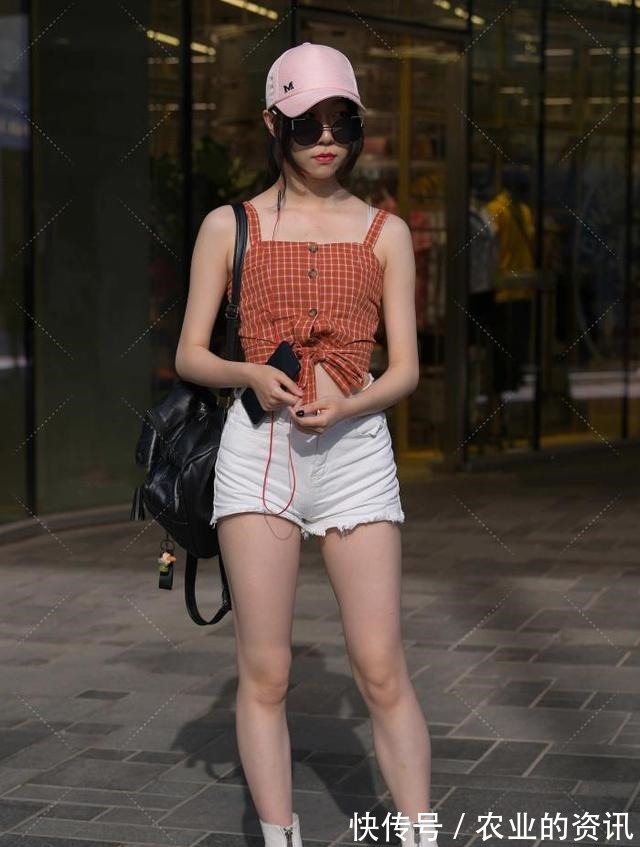 牛仔裤 白色牛仔短裤搭配吊带背心,清凉舒适,时尚帅气!