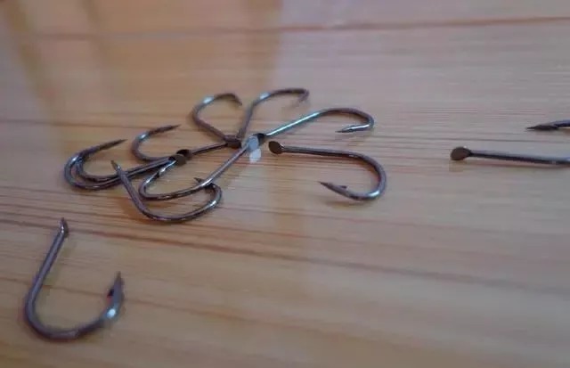 野钓鲫鱼用几号鱼钩合适？原来很多钓友都用错了，难怪“空军”