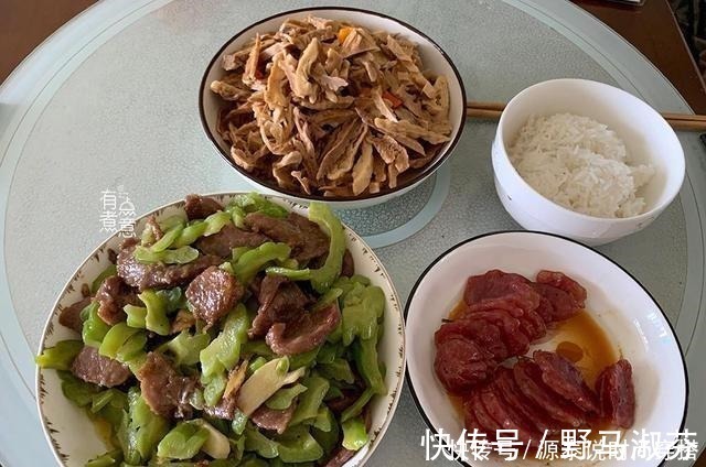 公公婆婆来我家小住，家里的晚餐变了样，现在的我“有家不想回”