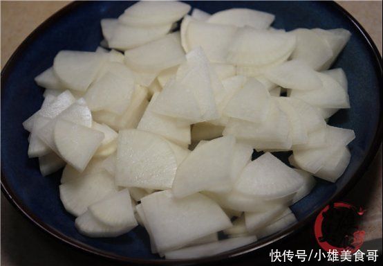 热水|把白萝卜和梨放入滚烫的热水中，没想到这么厉害，这下长见识了