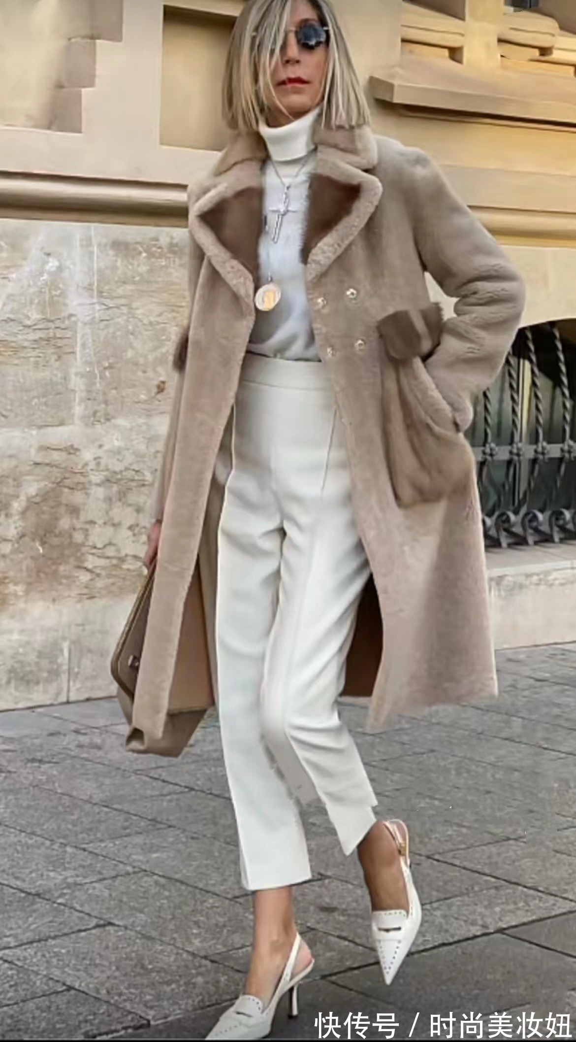 浅色系|女人无论多大年纪,穿衣都要精致高级,看50岁的她气质出众