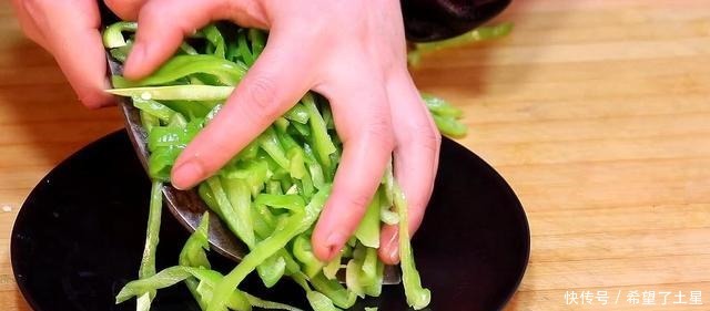 青椒炒鸡蛋正确做法,很多人第一步就错了,这样做才好吃不腥!