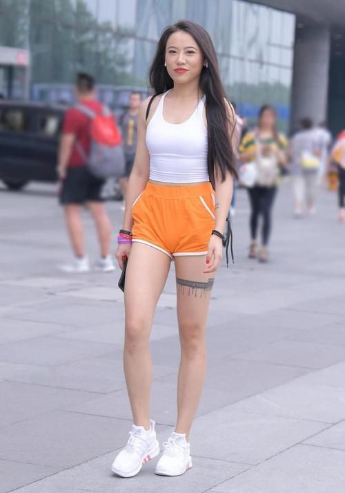 焦点|瑜伽裤“称王”的街道，运动短裤也能穿出焦点，秀出美好身材！