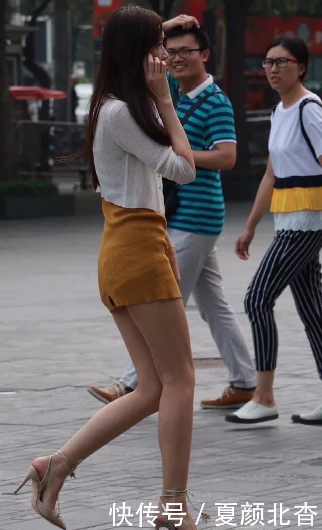 美女脚上穿着一双尖头的红色高跟鞋,成熟气质又凸显魅力