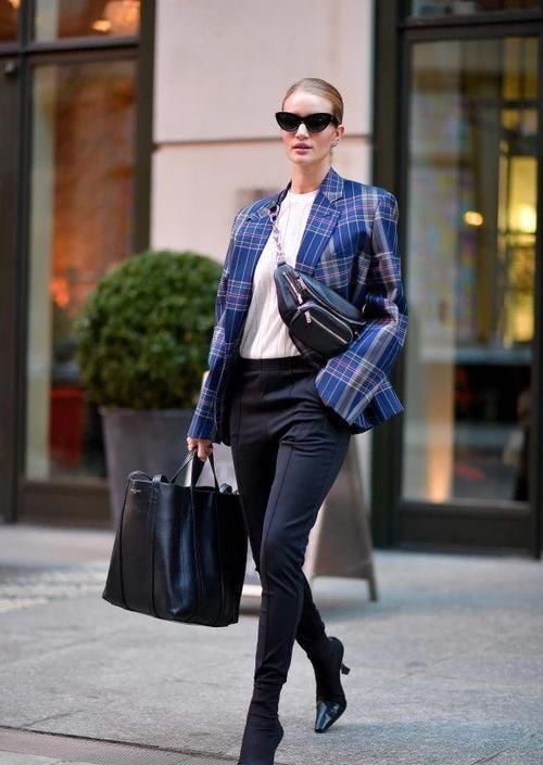 别背双肩包了吧!今年流行“托特包”,容量大不说,还耐脏又方便