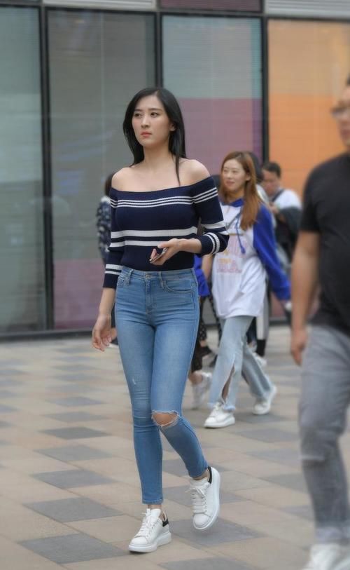 穿不腻的牛仔裤，配一字肩小衫，清爽美丽看得见