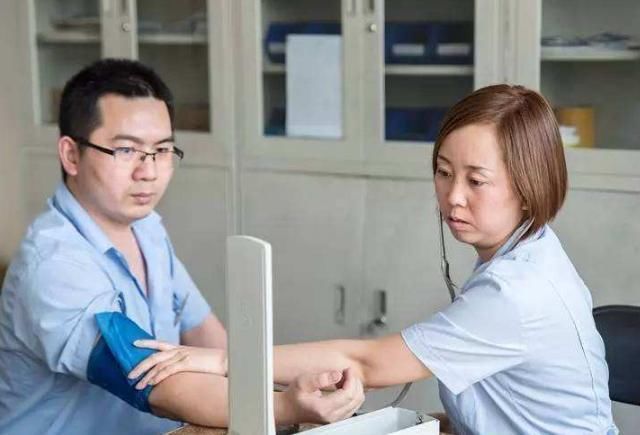 降血压|教你从脚部来看是否患高血压,常刮此处,让你血压奇迹般下降