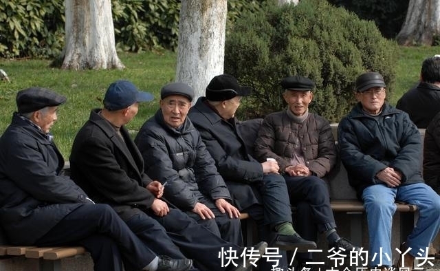 |老头自称有百万资产,邻居们都当笑话,忽然来辆车,老头身份揭晓