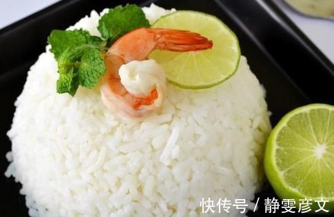 蒸米饭时,只放清水是外行,多加2样,米饭粒粒分明,香喷喷的