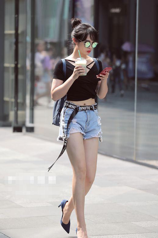 牛仔热裤 小姐姐搭配牛仔热裤,活力十足又很有少女感