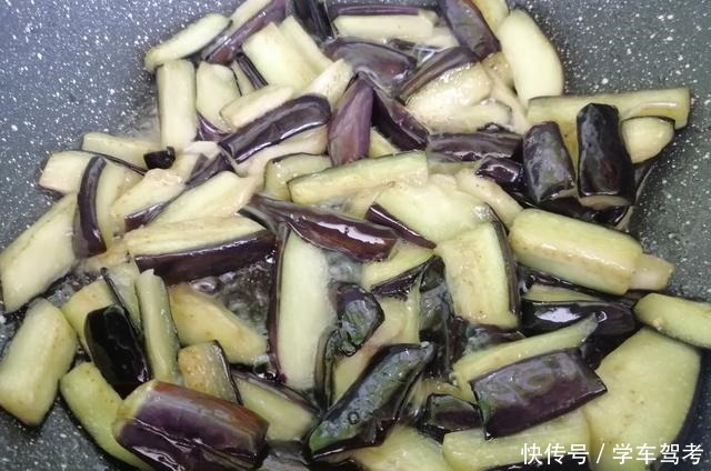 炒茄子时,多加1步,茄子不吃油不发黑,怎么炒都好吃