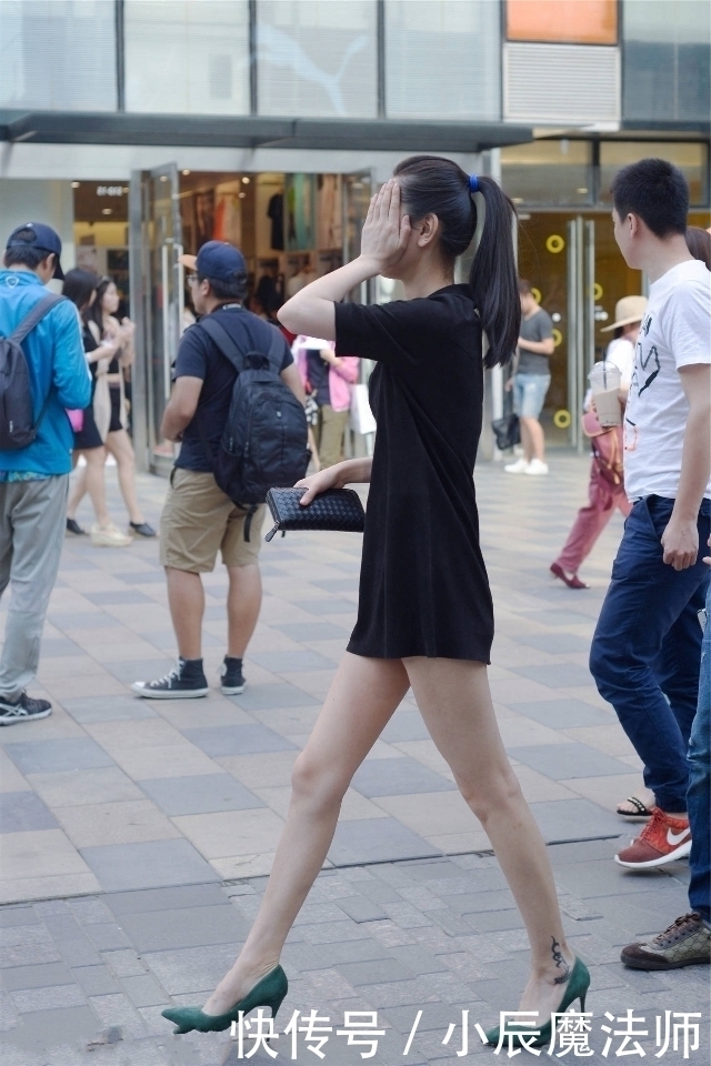 时尚|路人街拍,美女衬衣搭配半身裙,很是清爽宜人