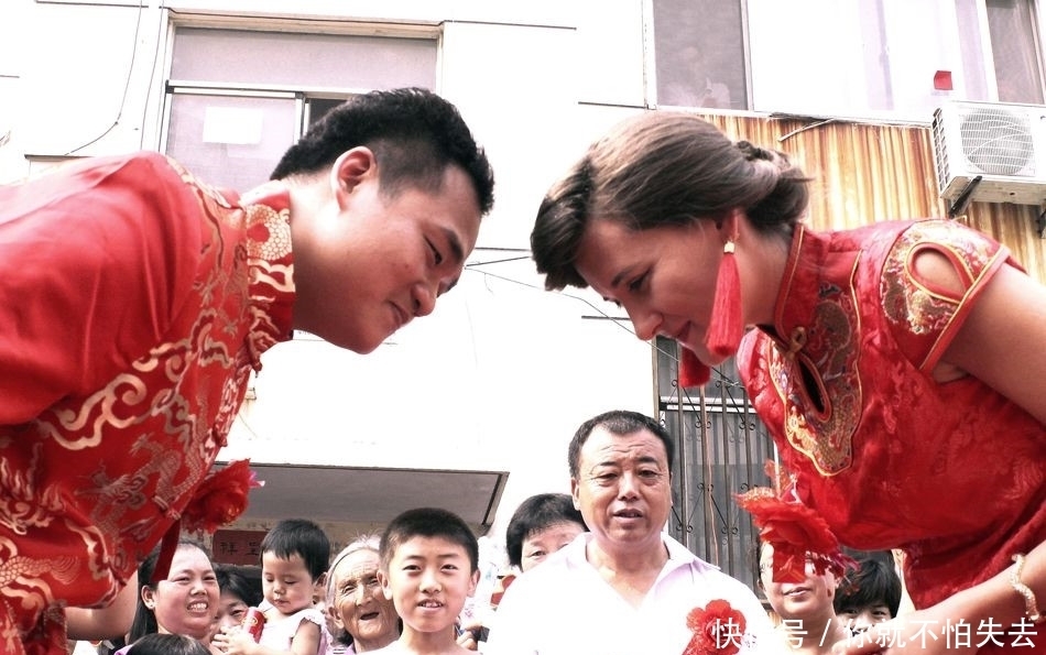 新娘|外国女子嫁到中国，婚礼现场只能用手势和亲戚交流，穿旗袍很漂亮